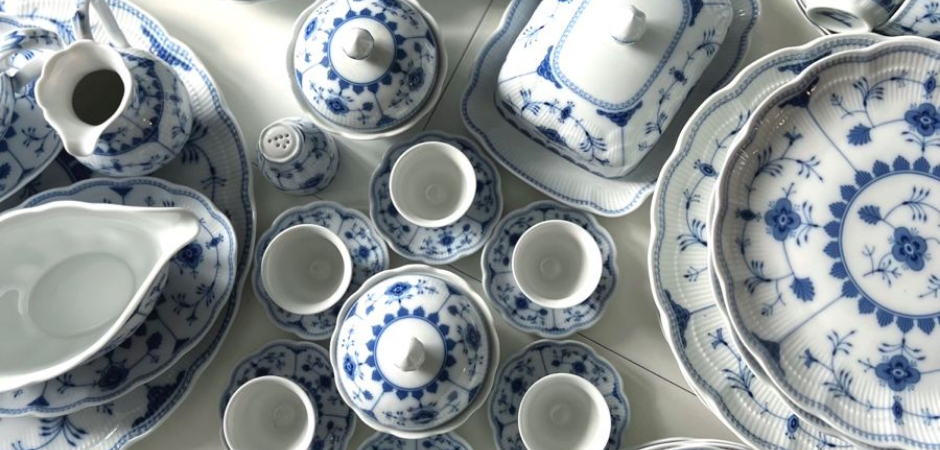 Chiner de la vaisselle vintage en brocante pour un mariage