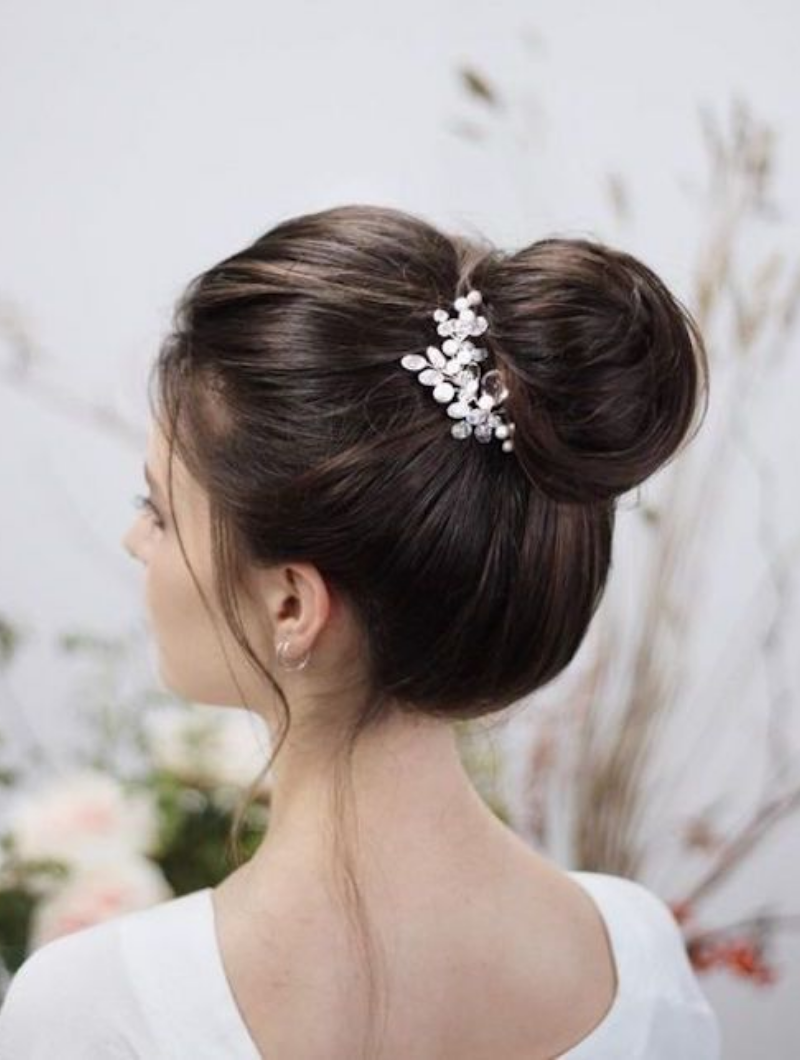 Chignon haut bun lisse Chignon haut bun lisse