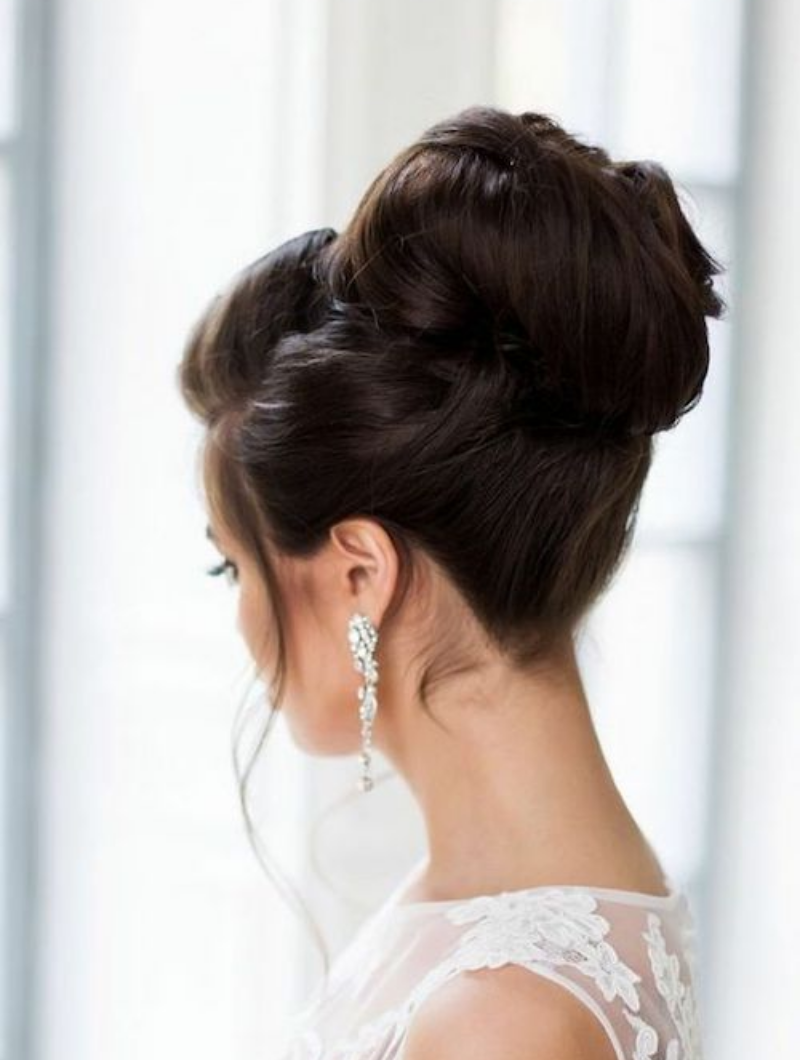 Chignon haut pour robe de mariée avec col Chignon haut pour robe de mariée avec col