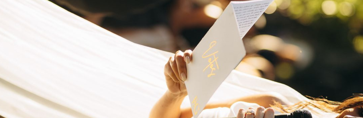 mariée lisant ses voeux de mariage